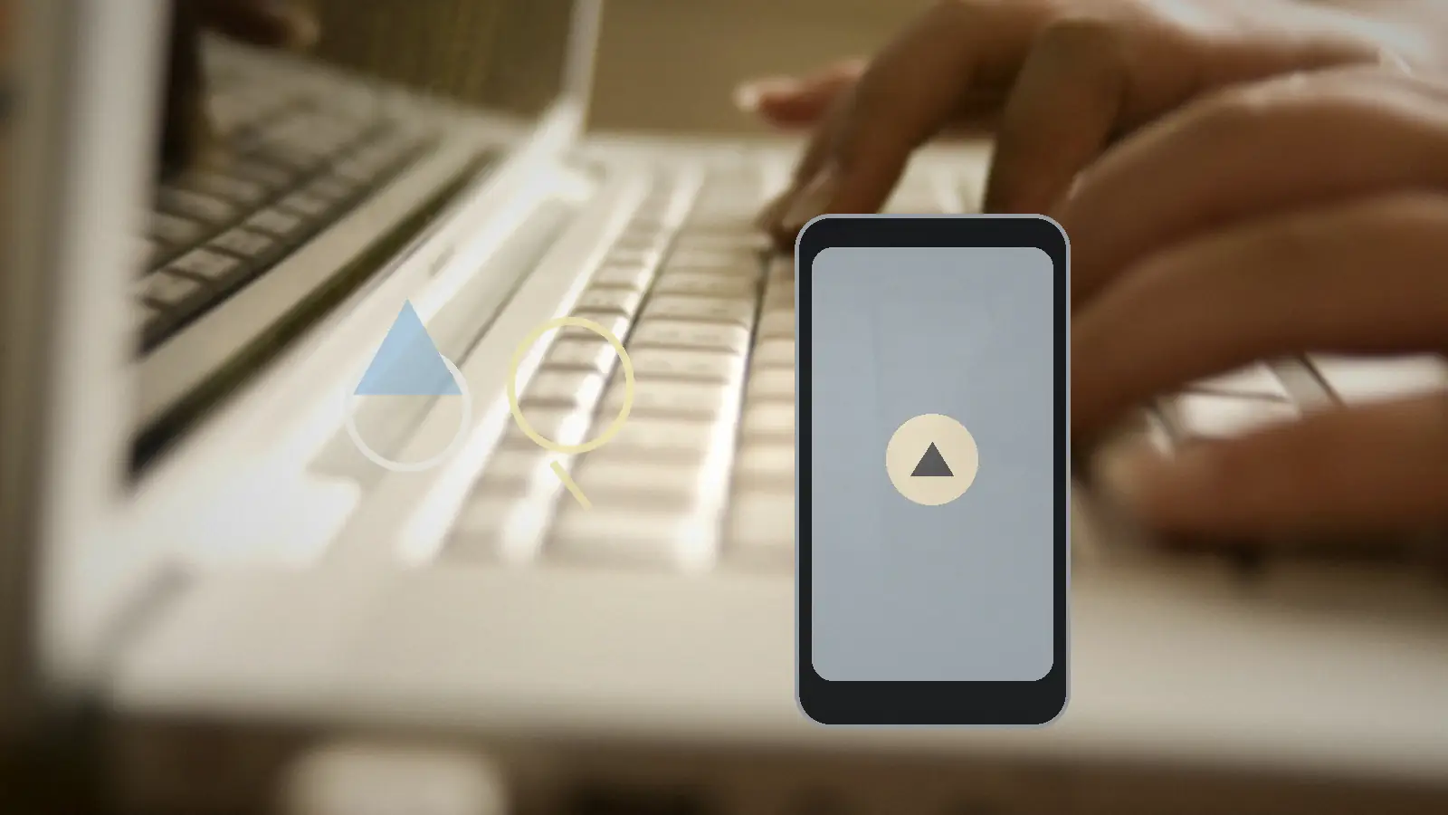 Смартфон с предупреждающим символом лежит рядом с клавиатурой