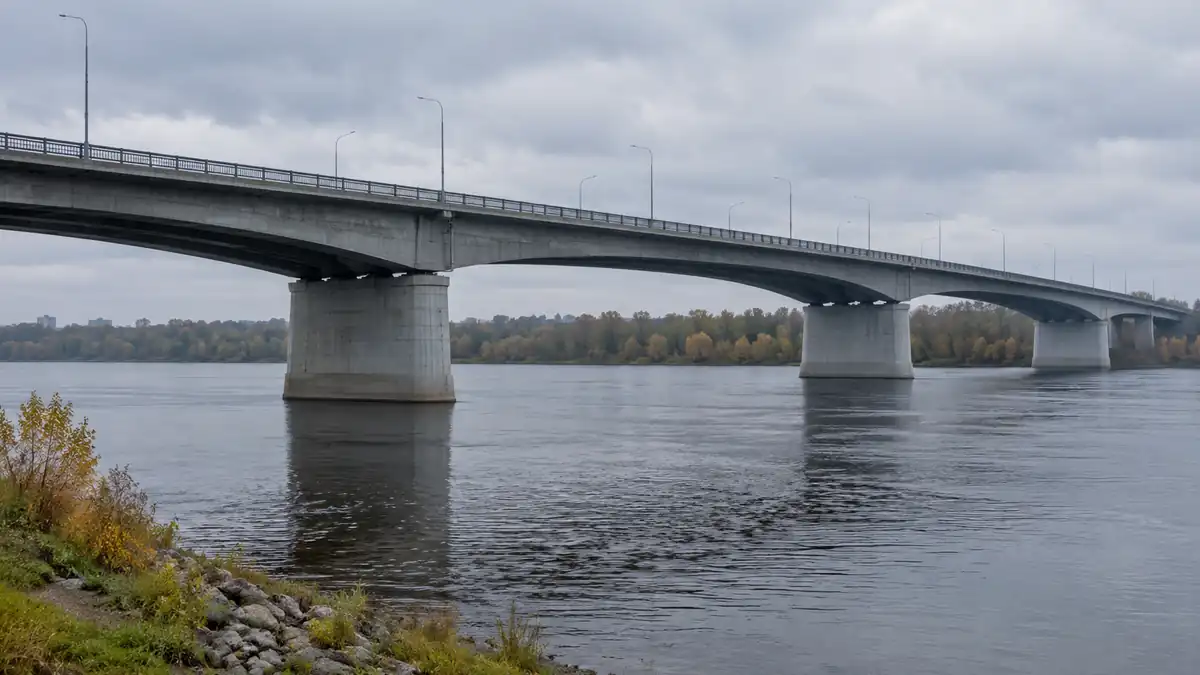 Бетонный мост проходит над широкой рекой