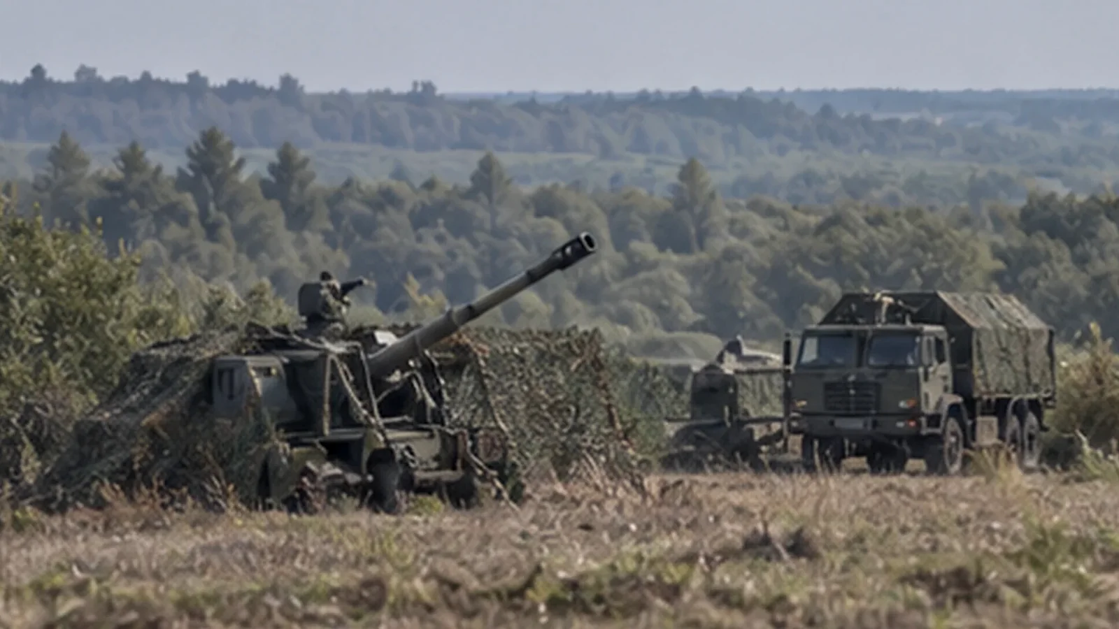 Военная техника с артиллерийским орудием в поле