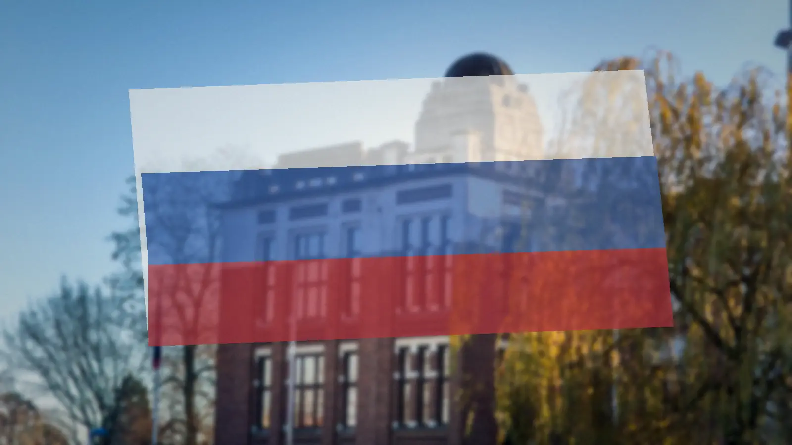 Российский триколор развевается у административного здания